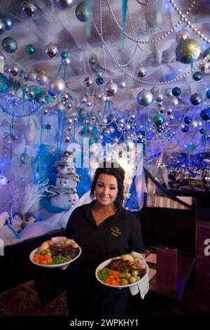 28/11/14 cameriera Sophie Parkes-Morgan (19). Il pub Hanging Gate a Chapel en le Frith, nel Derbyshire Peak District, sostiene di avere il più grande Foto Stock