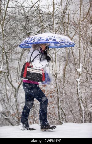 29/01/15 forti nevicate causano incidenti multipli, veicoli bloccati e caos nel traffico, mentre il tempo invernale fa del suo meglio per arrestare il Derby Foto Stock