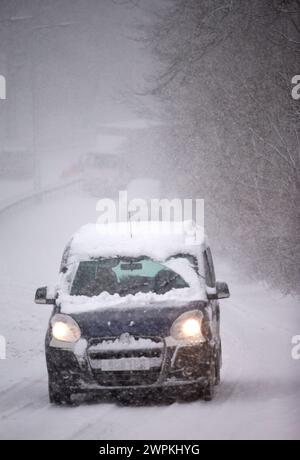 29/01/15 forti nevicate causano incidenti multipli, veicoli bloccati e caos nel traffico, mentre il tempo invernale fa del suo meglio per arrestare il Derby Foto Stock