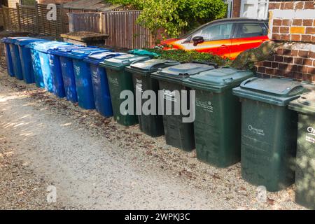 Una fila/linea di contenitori di riciclaggio del consiglio Distrettuale di Cherwell e salti dei rifiuti fuori da un blocco di appartamenti/appartamenti nell'Oxfordshire. REGNO UNITO. (134) Foto Stock