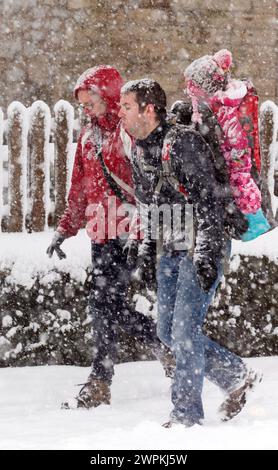29/01/15 forti nevicate causano incidenti multipli, veicoli bloccati e caos nel traffico, mentre il tempo invernale fa del suo meglio per arrestare il Derby Foto Stock