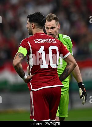 Dominik Szoboszlai e Denes Dibusz dell'Ungheria durante la partita di qualificazione agli europei di UEFA EURO 2024 tra Ungheria e Serbia alla Puskas Arena di Octobe Foto Stock