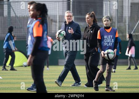 Il leader del lavoro Sir Keir Starmer e Lioness Fara Williams durante una visita alla Haverstock School di Chalk Farm, a nord di Londra, per unirsi agli studenti dell'iniziativa 'Let Girls Play' della fa, che vedrà oltre 450 ragazze numero partecipare alle partite di calcio in tutto il paese in occasione della giornata internazionale della donna. Data foto: Venerdì 8 marzo 2024. Foto Stock