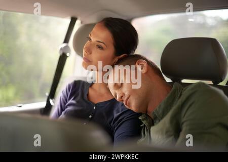 Amore, auto e coppia si abbracciano in un taxi con fiducia, supporto e sicurezza, pace e legame durante i viaggi. Viaggi, passeggeri e persone si abbracciano sul sedile posteriore di Foto Stock