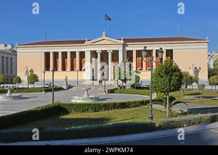 Atene, Grecia - 4 maggio 2015: Università Nazionale e Capodistriana di Atene fronte edificio alla Sunny Day nel centro della capitale. Foto Stock