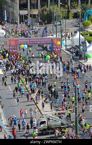 Atene, Grecia - 3 maggio 2015: Arrivo della mezza maratona di fronte al Parlamento ellenico vista aerea. Foto Stock