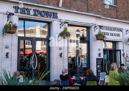 Prova il Dowr, pub pubblico di Wetherspoons a Lemon Quay, nel centro di Truro, in Cornovaglia, Regno Unito Foto Stock