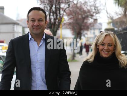 Il Taoiseach Leo Varadkar e la senatrice del fine Gael Mary Seery Kearney arrivano al sondaggio situato a Scoil Treasa Naofa, su Donore Avenue, Dublino, mentre l'Irlanda tiene referendum sulle modifiche proposte alla formulazione della Costituzione relative alle aree di famiglia e cura. L'emendamento sulla famiglia propone di estendere il significato di famiglia al di là di quello definito dal matrimonio e di includere quelli basati su relazioni "durature”. L'emendamento Care propone di eliminare i riferimenti ai ruoli e ai doveri di una donna in casa e di sostituirlo con un nuovo articolo che riconosce gli assistenti familiari. Data foto: Venerdì Foto Stock