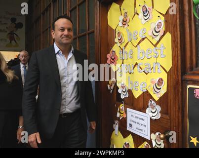 Il Taoiseach Leo Varadkar, al sondaggio che si trova a Scoil Treasa Naofa, su Donore Avenue, Dublino, mentre l'Irlanda tiene referendum sulle modifiche proposte al testo della Costituzione relative alle aree di famiglia e cura. L'emendamento sulla famiglia propone di estendere il significato di famiglia al di là di quello definito dal matrimonio e di includere quelli basati su relazioni "durature”. L'emendamento Care propone di eliminare i riferimenti ai ruoli e ai doveri di una donna in casa e di sostituirlo con un nuovo articolo che riconosce gli assistenti familiari. Data foto: Venerdì 8 marzo 2024. Foto Stock