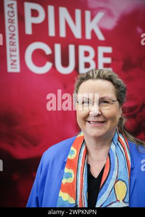 Amburgo, Germania. 8 marzo 2024. Karin Tischer, ricercatrice di tendenza e fondatrice della società di consulenza "food & More", sorride prima della sua presentazione alla principale fiera di gastronomia "Internorga". La fiera internazionale per l'industria alberghiera, della ristorazione, della panificazione e della pasticceria si svolge nelle sale espositive di Hamburg Messe und Congress GmbH fino al 12 marzo 2024. Credito: Christian Charisius/dpa/Alamy Live News Foto Stock