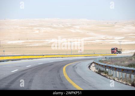 Cartello con il cartello del deserto saudita per indicare le distanze tra la città principale e i viaggiatori. Strade del deserto saudita Foto Stock