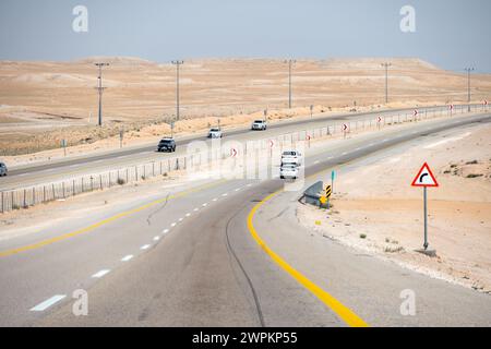 Cartello con il cartello del deserto saudita per indicare le distanze tra la città principale e i viaggiatori. Strade del deserto saudita Foto Stock