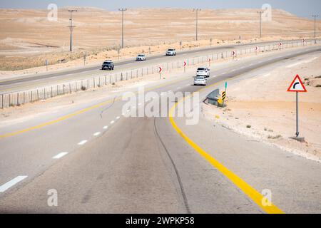 Cartello con il cartello del deserto saudita per indicare le distanze tra la città principale e i viaggiatori. Strade del deserto saudita Foto Stock