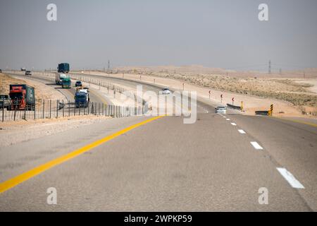 Cartello con il cartello del deserto saudita per indicare le distanze tra la città principale e i viaggiatori. Strade del deserto saudita Foto Stock