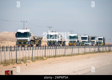 Autocarro senza container su autostrada, concetto di trasporto merci. Effetto di rasatura. Foto Stock