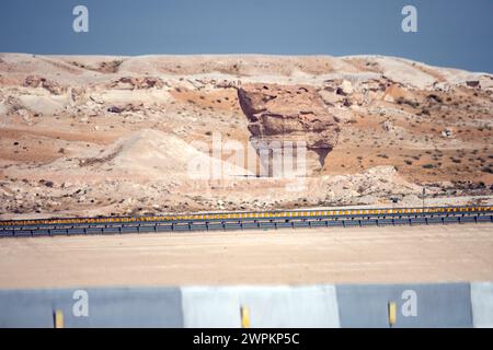 Cartello con il cartello del deserto saudita per indicare le distanze tra la città principale e i viaggiatori. Strade del deserto saudita Foto Stock