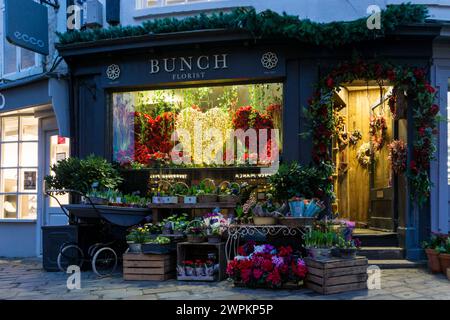 Una vista serale di un gruppo di fioristi a West Street, Chichester. Foto Stock