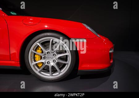 Red Porsche 911 Carera GT2 2008 nello storico Porsche-Museum, passione automobilistica, auto sportive evoluzione, epitome eleganza automobilistica, motore automobilistico di punta Foto Stock