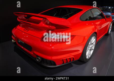 Red Porsche 911 Carera GT2 2008 nello storico Porsche-Museum, passione automobilistica, auto sportiva evoluzione, epitome eleganza automobilistica, motore di punta per auto Foto Stock