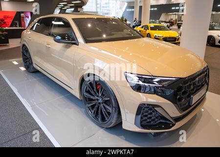 Giallo nuova elegante Audi SQ8 a trazione integrale sportiva crossover classe K3, gruppo Volkswagen tedesco, industria automobilistica, trasporti sostenibili Foto Stock