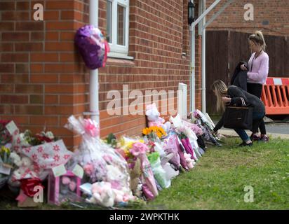 23/06/15 tributi floreali sono rimasti oggi sulla scena a North Street, Langley Mill, Derbyshire, dove tre persone sono morte e cinque sono rimaste ferite in un fl Foto Stock