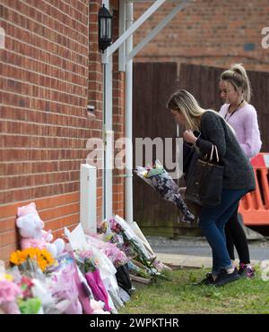 23/06/15 tributi floreali sono rimasti oggi sulla scena a North Street, Langley Mill, Derbyshire, dove tre persone sono morte e cinque sono rimaste ferite in un fl Foto Stock