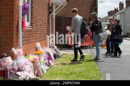 23/06/15 tributi floreali sono rimasti oggi sulla scena a North Street, Langley Mill, Derbyshire, dove tre persone sono morte e cinque sono rimaste ferite in un fl Foto Stock