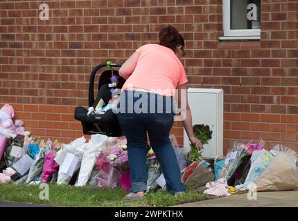 23/06/15 tributi floreali sono rimasti oggi sulla scena a North Street, Langley Mill, Derbyshire, dove tre persone sono morte e cinque sono rimaste ferite in un fl Foto Stock