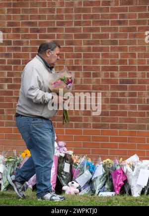 23/06/15 tributi floreali sono rimasti oggi sulla scena a North Street, Langley Mill, Derbyshire, dove tre persone sono morte e cinque sono rimaste ferite in un fl Foto Stock