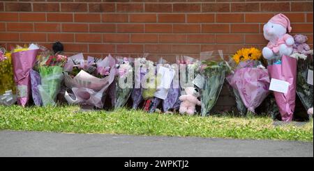 23/06/15 tributi floreali sono rimasti oggi sulla scena a North Street, Langley Mill, Derbyshire, dove tre persone sono morte e cinque sono rimaste ferite in un fl Foto Stock