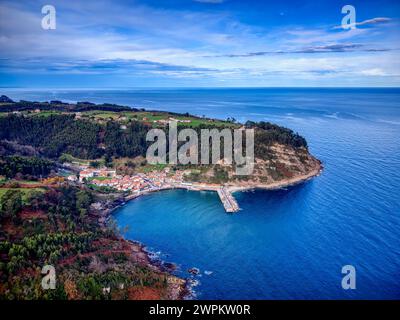 Vista aerea del villaggio di pescatori di Tazones nelle Asturie, Spagna. Europa. Foto Stock