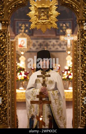 Il sacerdote cristiano ortodosso ucraino conduce un servizio commemorativo per i partecipanti caduti della Rivoluzione della dignità nella cattedrale di San Michele, con la sommità dorata. Kiev - 18 febbraio 2024 Foto Stock