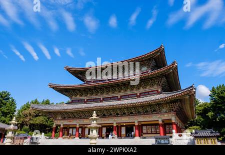 Tempio buddista Yakcheonsa, alto 30 metri, che si estende su 3305 metri quadrati, il tempio più grande dell'Asia, l'isola di Jeju, la Corea del Sud, l'Asia Foto Stock