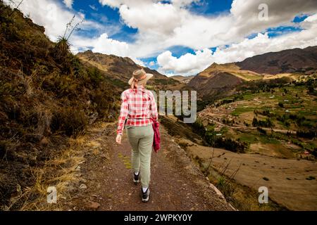 Donna che cammina lungo i sentieri, Valle Sacra, Perù, Sud America Foto Stock