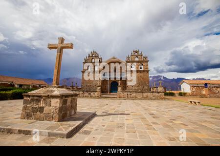 Cortile della chiesa, Ollantaytambo, Perù, Sud America Foto Stock