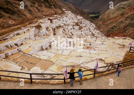 Miniere di sale di Maras (Salineras de Maras), Perù, Sud America Foto Stock