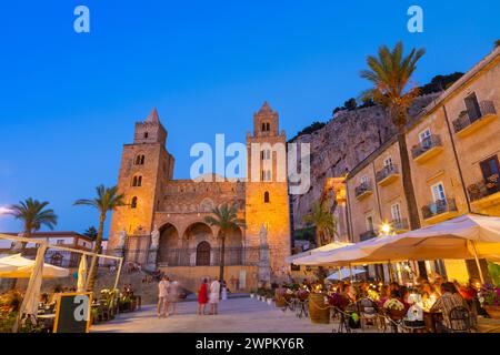 Cattedrale di Cefalù, basilica cattolica romana, stile architettonico normanno, patrimonio dell'umanità dell'UNESCO, provincia di Palermo, Sicilia, Italia Foto Stock