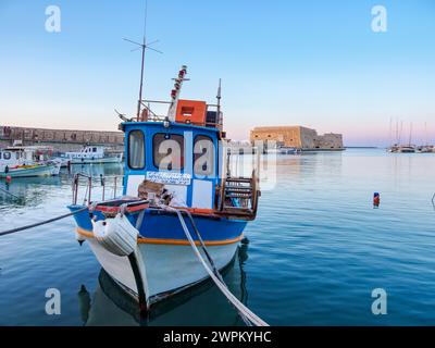 Vecchio porto veneziano e fortezza di Koules al tramonto, città di Heraklion, Creta, isole greche, Grecia, Europa Foto Stock