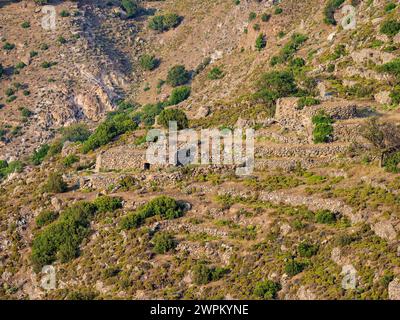 Rovine di un antico insediamento vicino al villaggio di Nikia, all'isola di Nisyros, al Dodecaneso, alle isole greche, alla Grecia, Europa Foto Stock