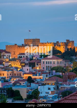 Palazzo del Gran Maestro dei Cavalieri di Rodi al crepuscolo, sito patrimonio dell'umanità dell'UNESCO, città vecchia medievale, città di Rodi, isola di Rodi, Dodecaneso Foto Stock