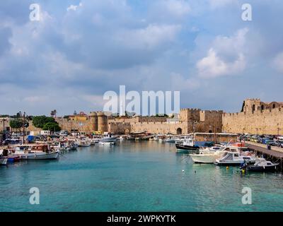 Porto di Kolona, centro storico medievale, Rodi, Isola di Rodi, Dodecaneso, isole greche, Grecia, Europa Foto Stock