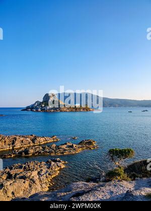 Isola di Kastri vista da Agios Stefanos Beach, Kamari Bay, Kos Island, Dodecaneso, Isole greche, Grecia, Europa Foto Stock