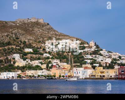 Lungomare di Agia Marina e Castello medievale di Pandeli, isola di Leros, Dodecaneso, isole greche, Grecia, Europa Foto Stock