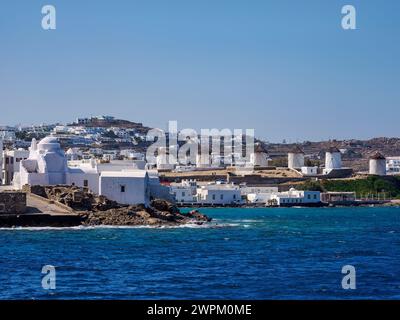 Vista verso la chiesa di Panagia Paraportiani e i mulini a vento di Chora, la città di Mykonos, l'isola di Mykonos, le Cicladi, le isole greche, Grecia, Europa Foto Stock