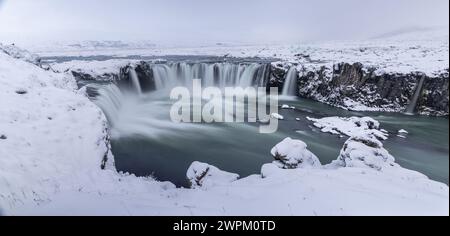 Cascata Godafoss ricoperta di neve nel nord dell'Islanda, regioni polari Foto Stock