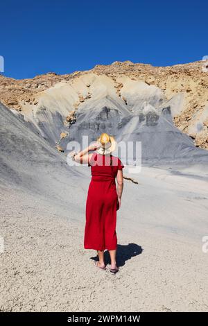 Una ragazza che ammira le splendide formazioni rocciose nella zona di Big Water durante una giornata estiva, Utah, Stati Uniti d'America, Nord America Foto Stock