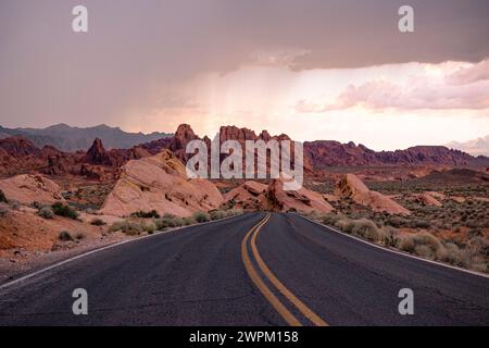 Una strada maestosa che attraversa la splendida Valley of Fire, Nevada, Stati Uniti d'America, Nord America Foto Stock
