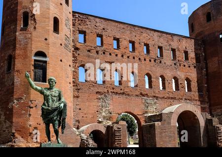 Statua di Giulio Cesare situata presso la porta Palatina, una porta della città di epoca romana, la porta Principalis Dextra dell'antica città Foto Stock