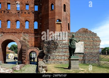 Statua di Giulio Cesare situata presso la porta Palatina, una porta della città di epoca romana, la porta Principalis Dextra dell'antica città Foto Stock