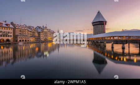 Kapellbrucke Chapel Bridge all'alba in inverno, passerella in legno, Lucerna, Svizzera, Europa Copyright: KarenxDeakin 1216-731 Foto Stock